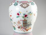 un vase blanc avec un socle doré sur lequel est posée une lampe
