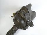 un masque à gaz sur fond blanc, muni d'un cordon