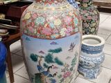 de nombreux vases posés par terre dans une pièce