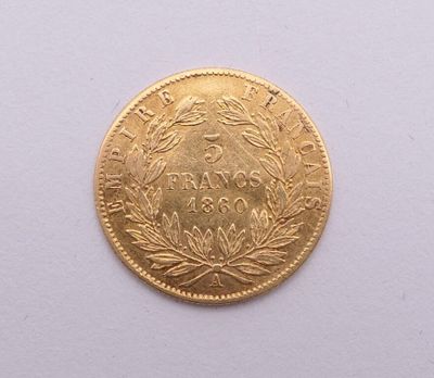 l'image d'une pièce d'or posée sur une surface blanche