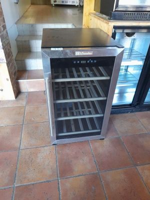 une cave à vin posée à même le sol dans une cuisine