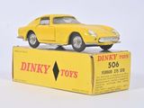 une petite voiture jaune posée sur une boîte