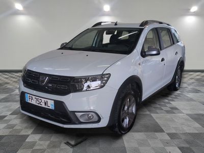 une photo d'une dacia blanche garée dans un garage