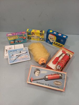 de nombreux types de jouets différents posés sur la table