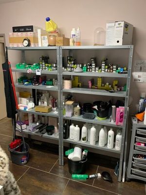 2 étagères en galvanisé, jumelées, vides.