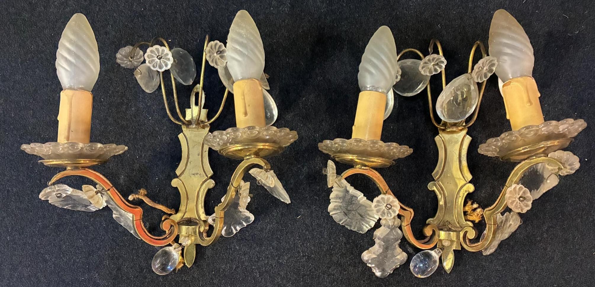 Paire d'appliques à deux bras de lumière en laiton à décor d…