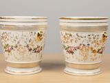 deux tasses posées sur une table