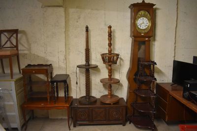 une pièce avec beaucoup de meubles et une horloge accrochée au mur