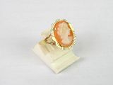 un gros plan d'une bague sur laquelle figure le portrait d'une femme
