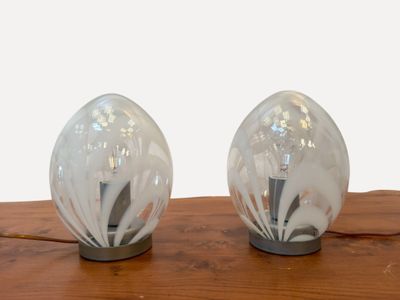 deux lampes posées sur une table en bois