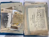 plusieurs vieux papiers sont empilés sur une table