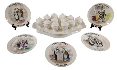 cinq assiettes présentant des motifs différents, posées sur un fond blanc