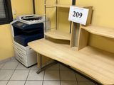 un bureau sur lequel se trouve une imprimante, dans un coin de la pièce