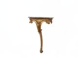 une petite table sur laquelle se trouve une horloge