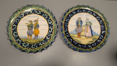 deux assiettes décoratives sur lesquelles sont représentés un homme et une femme
