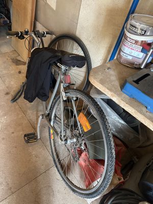 un vélo garé dans un garage