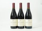trois bouteilles de vin posées sur une table l'une à côté de l'autre