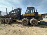 un tracteur garé dans la terre