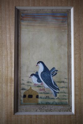 un tableau représentant deux oiseaux perchés sur un rebord