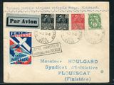 une vieille carte postale sur laquelle sont collés de nombreux timbres