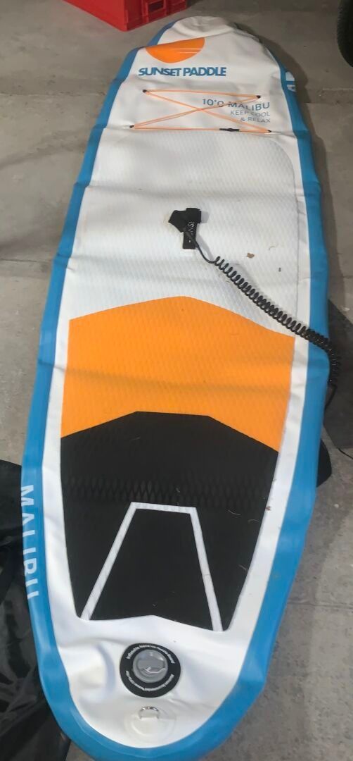Un paddle, complet avec rames et pompe à gonfler dans son sa…