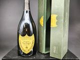 une vieille bouteille de champagne posée sur une boîte noire