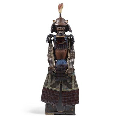 une image représentant une statue de samouraï portant un casque