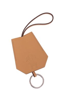 un gros plan sur un porte-clés en cuir marron muni d'un anneau métallique