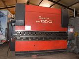 une photo d'une grande machine rouge dans un bâtiment