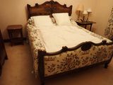 un lit recouvert d'une couette blanche, dans une chambre