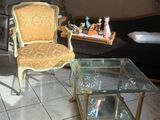 une chaise et une table dans un salon