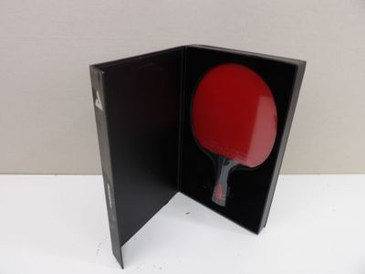 une boîte ouverte contenant une raquette de ping-pong