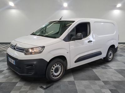 la camionnette blanche est garée sur le sol en damier d'une pièce