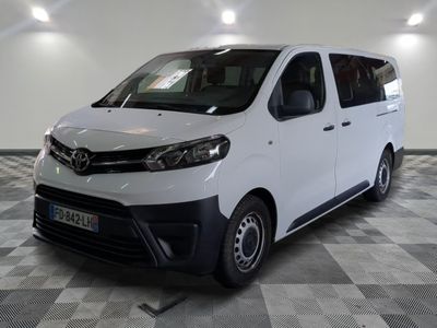 la camionnette blanche est garée dans une grande pièce au sol en damier