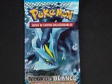 le dos d'un paquet de cartes à collectionner Pokémon posé sur une surface noire