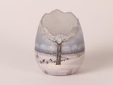 un vase en verre orné d'une image représentant un arbre sous la neige