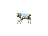 une petite statue représentant un mouton avec une couverture bleue sur le dos