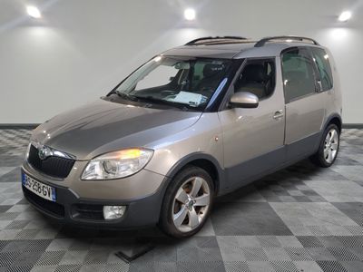 une photo d'un SUV argenté garé dans un garage