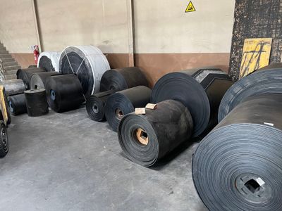 de nombreux rouleaux de ruban adhésif en caoutchouc noir dans un entrepôt