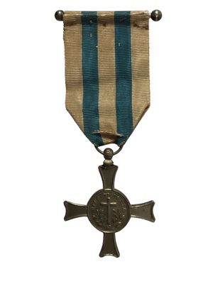 Gros plan sur une médaille ornée d'une croix