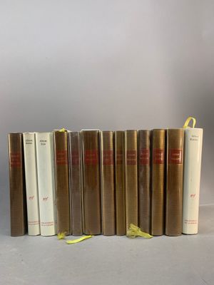 plusieurs livres sont alignés sur une surface grise