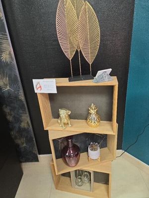 une étagère en bois sur laquelle sont posés deux vases en verre
