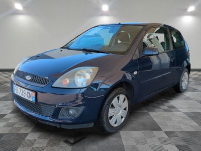 une photo d'une Ford Fiesta bleue garée dans un garage