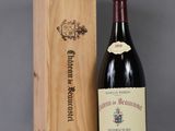 une bouteille de vin posée à côté d'une caisse en bois