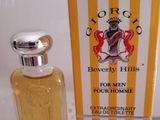 une photo d'un flacon de parfum posé sur un comptoir