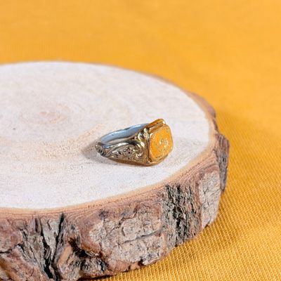 un anneau posé sur un morceau de bois
