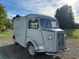 un camion argenté garé dans un champ