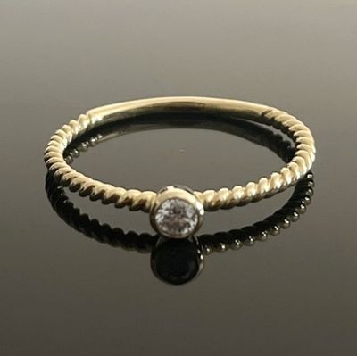 une photo d'une bague en or sertie d'un diamant noir et blanc