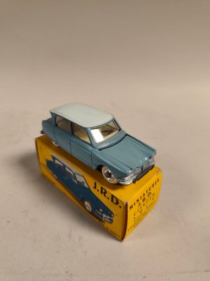 une petite voiture jouet posée sur une boîte