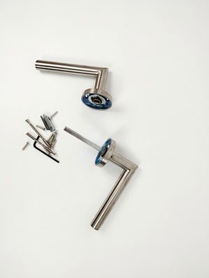 deux types d'outils différents sur la table